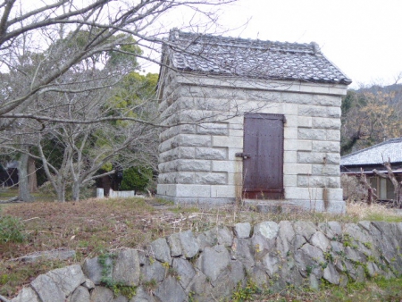 石蔵(旧波節岩灯標油庫)